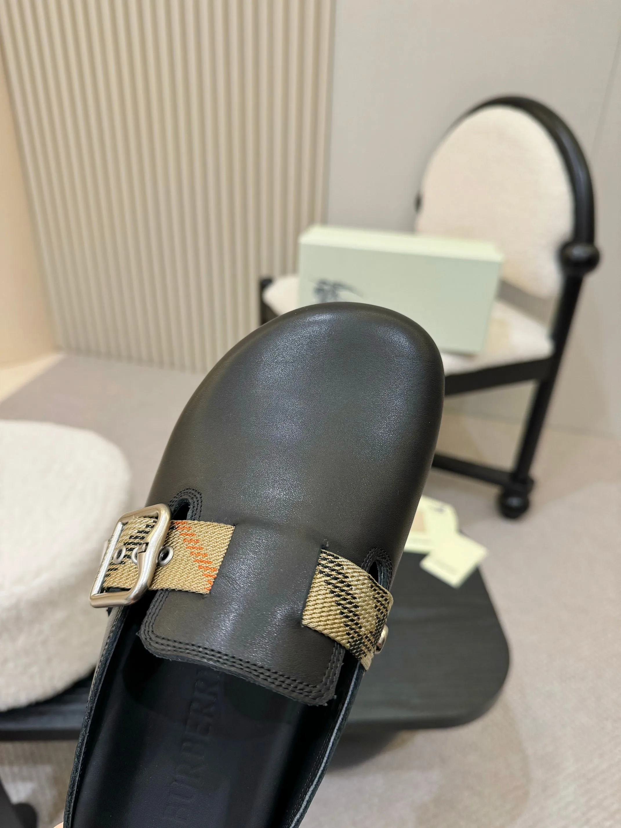 Men's shoes 💰560 Burberry's 2025 popular Birkenstock slippers are released, made of soft suede fabric and refined in Italian workshops. Featuring an embossed plaid pattern and an embossed sole embellished with the archive brand's logo. Features an adjustable B-shaped buckle strap and is embellished with the signature sand-colored Burberry check in jacquard worsted.   ✅Fabric: Grained leather ✅Lining: Silk cow lining ✅Outsole: TPU ✅Color: black, brown, pink, apricot, 4 colors available ✅Code number: 35-45 for men and women (35, 45 customized)
